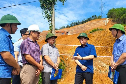 Chủ tịch UBND tỉnh Quảng Ngãi thị sát dự án khắc phục sạt lở núi