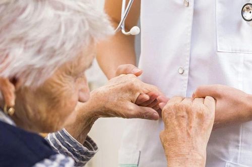 Khàn tiếng là biểu hiện để phát hiện sớm bệnh Parkinson