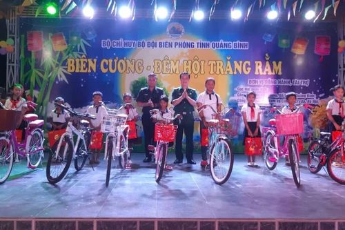 Mang Tết Trung thu đến với trẻ em nghèo ở biên giới Việt - Lào