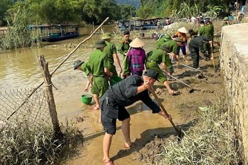Công an Bắc Kạn về bản làng, giúp dân khắc phục hậu quả mưa bão