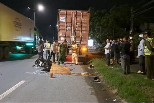 Đâm đuôi xe đầu kéo dừng bên đường, 2 người thương vong