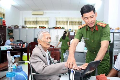 Cụ ông thở oxy mong muốn được làm Căn cước