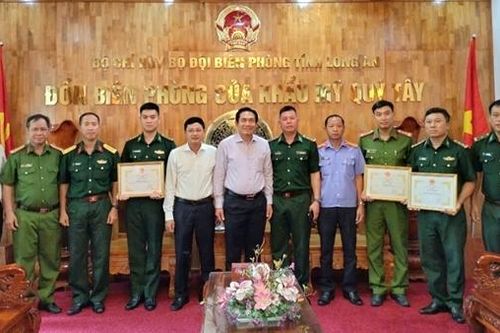 Khen thưởng 2 đơn vị liên tiếp phá các vụ án nóng trên tuyến biên giới