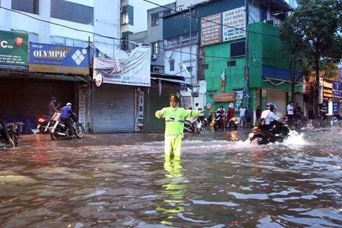 Công an phường kịp thời đưa người dân đến bệnh viện cấp cứu