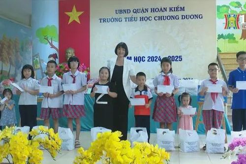 Hoàn Kiếm: Tặng quà trẻ em bị ảnh hưởng bởi bão lũ