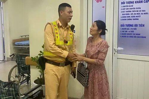 CSGT mở đường cho xe chở sản phụ đi cấp cứu