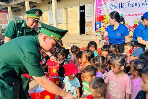Đêm hội Trung thu ý nghĩa đến với các em nhỏ nơi biên cương
