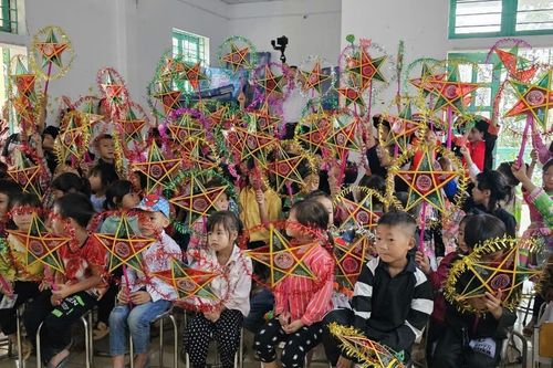 Mang yêu thương tới các em thiếu nhi dịp Tết Trung thu