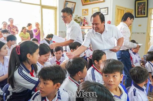 Thăm, tặng quà Tết Trung thu tại Làng trẻ SOS Cà Mau