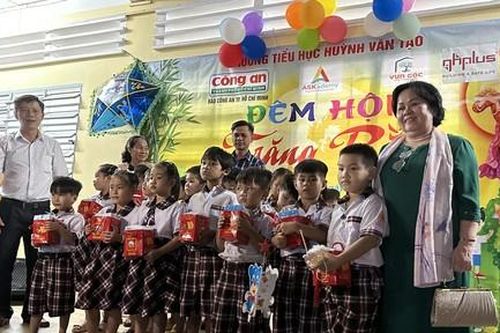 'Mùa Trung thu vui nhất của con...'