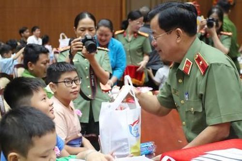 Công an TPHCM: Ấm áp chương trình Trung thu cho con em CBCS