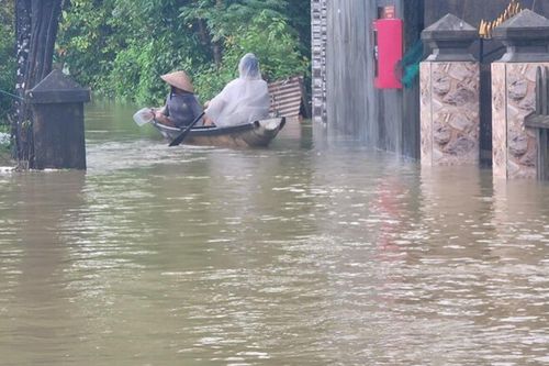Áp thấp nhiệt đới vào Biển Đông, cảnh báo mưa lũ và sạt lở ở miền Trung