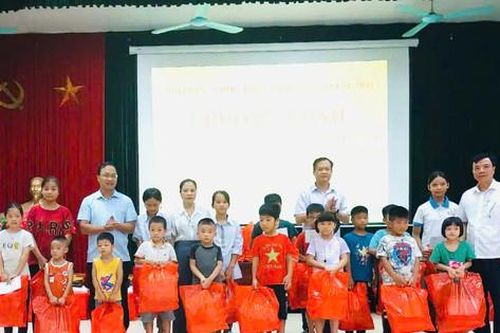 Ứng Hòa: Quan tâm chăm lo cho học sinh vùng lũ