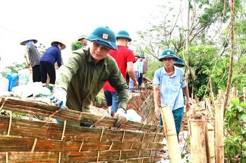 Chương Mỹ khắc phục sự cố sạt mái đê tả Bùi