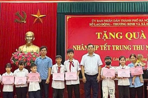 Tặng quà Trung thu cho trẻ vùng bị ngập lụt ở huyện Mê Linh