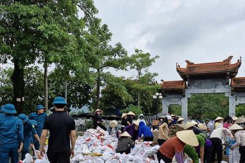 Mỹ Đức bác tin lái đò chùa Hương bị cắt suất sau khi đi hỗ trợ bão lũ