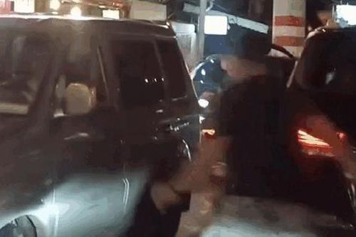 Người đàn ông cầm mỏ lết đánh tới tấp tài xế ô tô ngay giữa đường