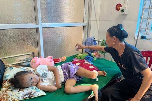 Cháu bé duy nhất sống sót trong gia đình bị nạn tại Làng Nủ: 'Con muốn về với mẹ'