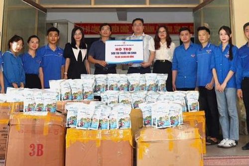 Người dân xứ Nghệ gửi túi thuốc an sinh, cá kho, cuốc, xẻng… giúp bà con vùng lũ miền Bắc
