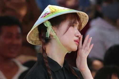 Hòa Minzy xúc động chia sẻ về việc nhận nuôi bé gái mất cả gia đình ở Làng Nủ