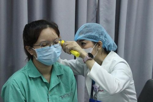 Đang lấy ráy tai bất ngờ chồng quay sang ôm, cô gái bị thủng màng nhĩ