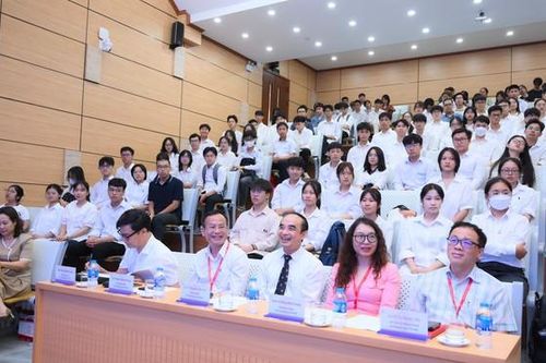 Lãnh đạo Trường Đại học Y Hà Nội khuyên tân sinh viên tuyển thẳng 'gác lại vinh quang'