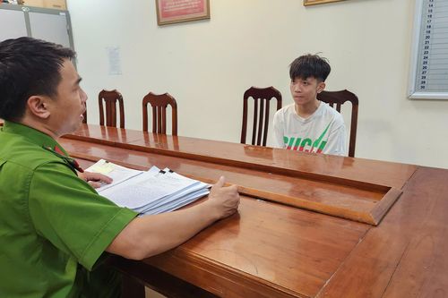 Mâu thuẫn với một người, ném vỏ chai, đánh nhiều người không liên quan