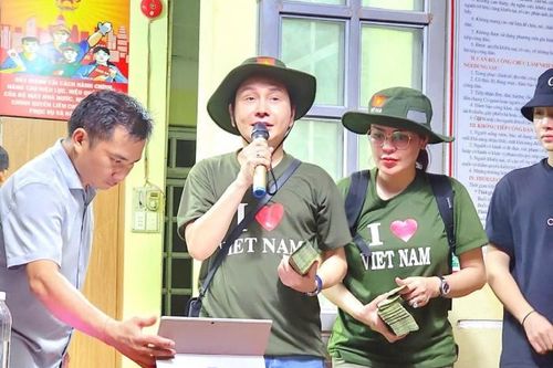 NSƯT Vũ Luân, Phương Lê san sẻ đau thương mất mát với bà con Lào Cai