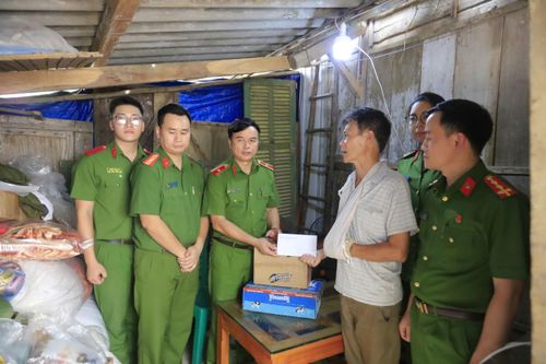 Học viện Cảnh sát nhân dân sẻ chia với đồng bào nơi bão, lũ