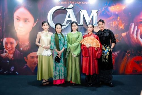 Thảm đỏ phim kinh dị cổ trang 'Cám' rộn ràng cổ phục Việt