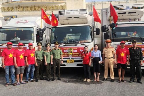 Công an Kiên Giang xuất quân chuyển 55 tấn hàng hỗ trợ đồng bào phía Bắc