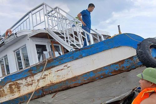 Tàu du lịch Hạ Long bị đắm, chủ tàu 'mắc cạn'