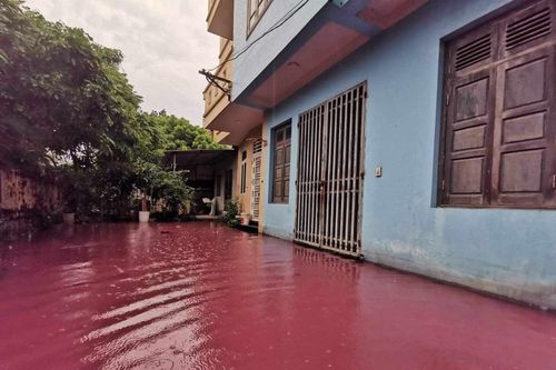 Xác minh nước màu đỏ lạ tràn vào khu dân cư ở Hà Nội