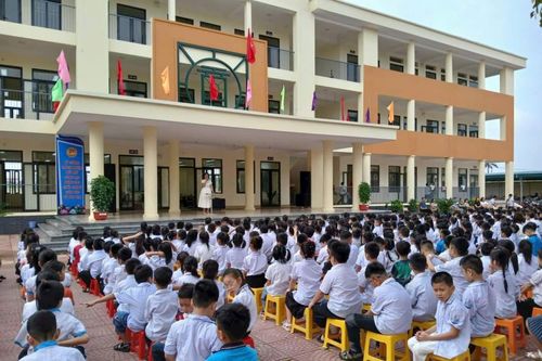 Sức khỏe hiện tại của nam sinh Hà Nội ngã từ tầng 2 xuống sân trường