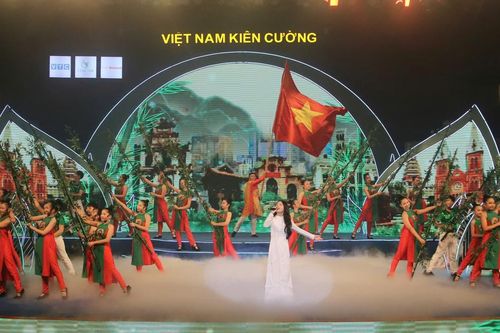 Lắng đọng chương trình nghệ thuật 'Chung tay vì đồng bào vùng lũ'