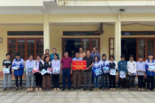 Hội Nhà báo Việt Nam trao quà, nhu yếu phẩm hỗ trợ học sinh vùng lũ