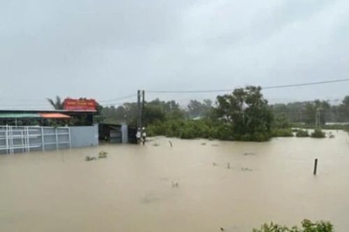 Mưa lớn kéo dài, nhiều nơi trên đảo Phú Quốc ngập sâu trong nước