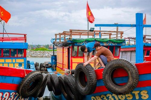 Quảng Bình: ngư dân chằng buộc tàu thuyền 'chạy đua' chống bão