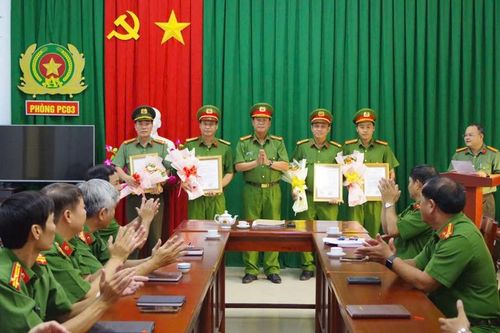 Khen thưởng đột xuất tập thể, cá nhân xuất sắc triệt xóa chuyên án ma túy