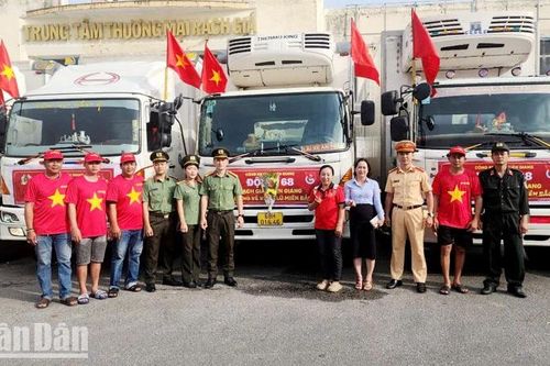 Công an tỉnh Kiên Giang xuất quân chuyển hàng ủng hộ đồng bào phía bắc