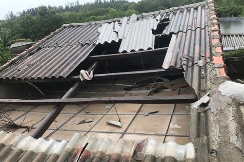 Quảng Ngãi: Lốc xoáy làm 3 nhà dân bị tốc mái