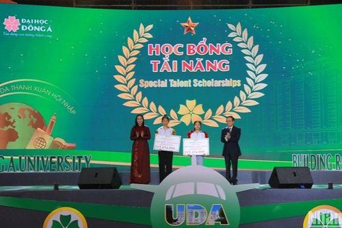 Gần 30 tỷ đồng học bổng dành tặng sinh viên Đà Nẵng