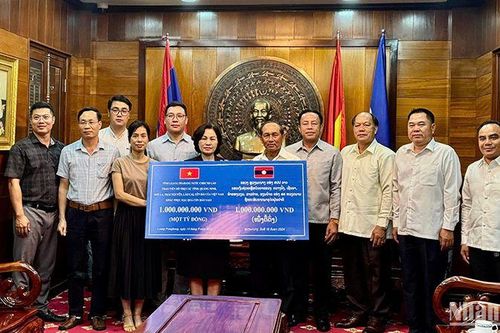 Tỉnh Luang Prabang của Lào ủng hộ 1 tỷ đồng giúp các địa phương của Việt Nam khắc phục hậu quả bão số 3
