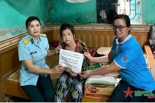 Hội Phụ nữ Sư đoàn 363 thăm, tặng quà gia đình bị thiệt hại do cơn bão số 3