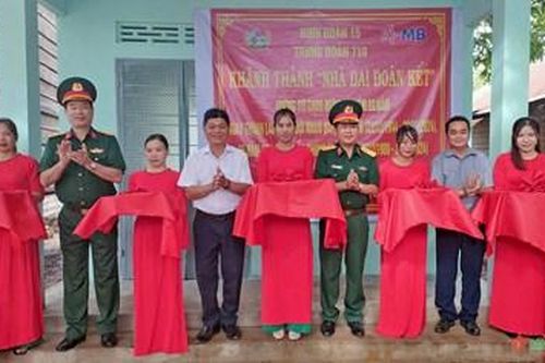 Trung đoàn 710: Khánh thành 4 Nhà đồng đội, Nhà đại đoàn kết tặng công nhân và nhân dân