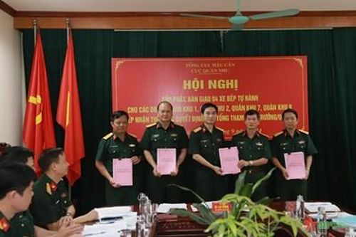 Cục Quân nhu bàn giao xe bếp tự hành cho các đơn vị trực thuộc các Quân khu