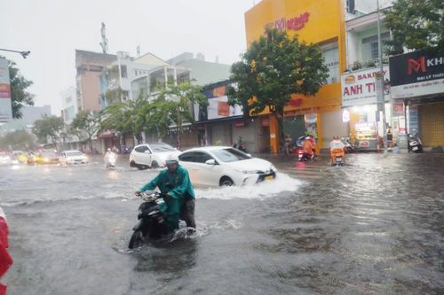 Sáng sớm mưa rất to gây ngập nhiều tuyến phố, người dân Đà Nẵng chật vật đi làm
