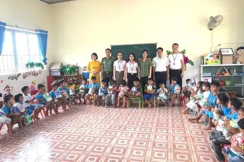 Công an Đắk Nông trao tặng hàng trăm phần quà cho các em học sinh có hoàn cảnh khó khăn nhân dịp Tết Trung thu