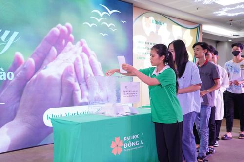 Tại lễ khai giảng, một trường Đại học ở Đà Nẵng quyên góp 500 triệu đồng ủng hộ đồng bào các tỉnh phía Bắc