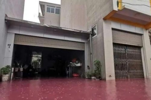 Hà Nội: Nước đỏ như huyết ồ ạt tràn vào nhà dân, Công an quận Bắc Từ Liêm vào cuộc